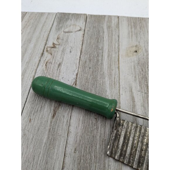 Vintage Crinkle Wavy Cutter Vegetable Potato Stainless Steel Slicer Green - Picture 6 of 6